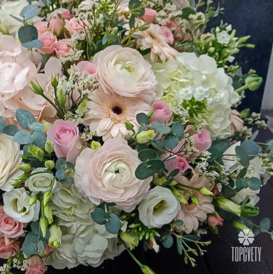 Букет из ранункулюсов, роз, гербер и гортензий в корзине