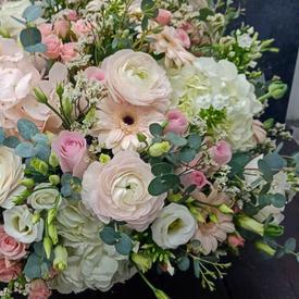 Букет из ранункулюсов, роз, гербер и гортензий в корзине