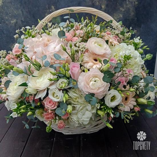Букет из ранункулюсов, роз, гербер и гортензий в корзине