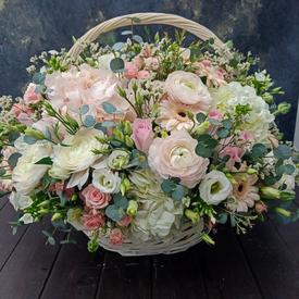 Букет из ранункулюсов, роз, гербер и гортензий в корзине