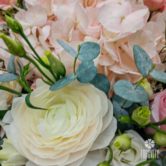 Букет из ранункулюсов, роз, гербер и гортензий в корзине