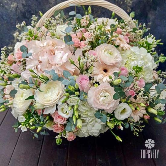 Букет из ранункулюсов, роз, гербер и гортензий в корзине