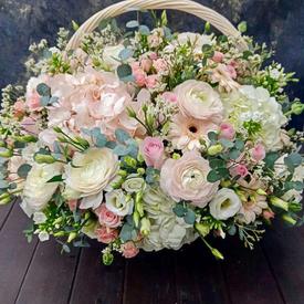 Букет из ранункулюсов, роз, гербер и гортензий в корзине