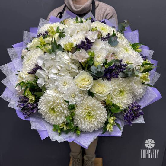 Букет из хризантем, гортензии и роз