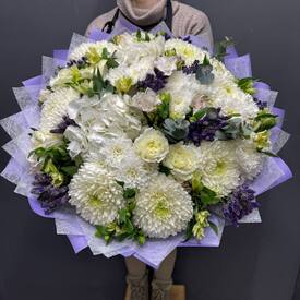 Букет из хризантем, гортензии и роз