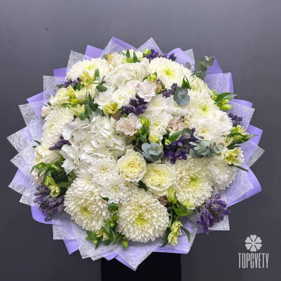 Букет из хризантем, гортензии и роз