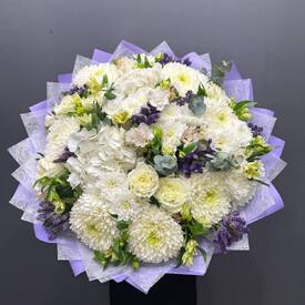 Букет из хризантем, гортензии и роз
