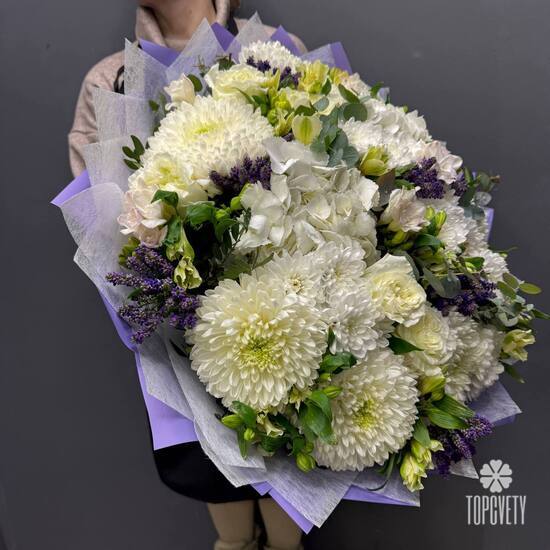 Букет из хризантем, гортензии и роз