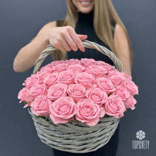 Композиция из 51 розовой розы в корзине