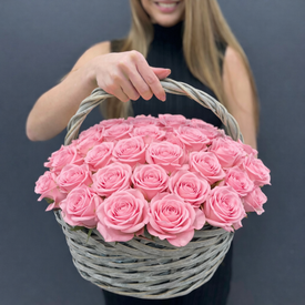 Композиция из 51 розовой розы в корзине