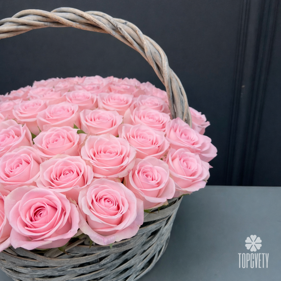 Композиция из 51 розовой розы в корзине