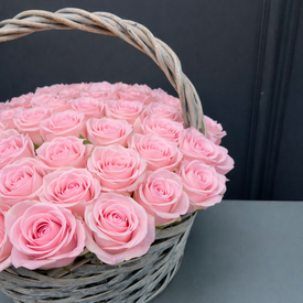 Композиция из 51 розовой розы в корзине