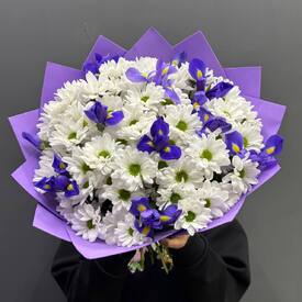 Букет из хризантем, и ирисов