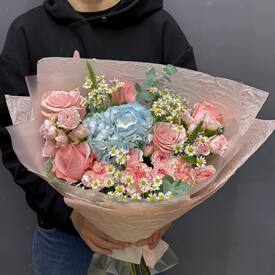 Букет из роз, гортензии и танацетума