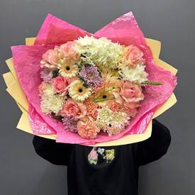 Букет из роз, гвоздик и гербер