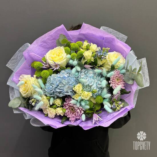 Букет из роз, хризантем и клематис