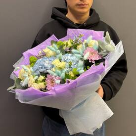 Букет из роз, хризантем и клематис