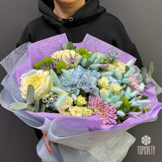 Букет из роз, хризантем и клематис