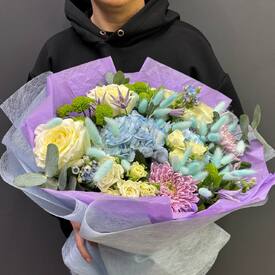 Букет из роз, хризантем и клематис