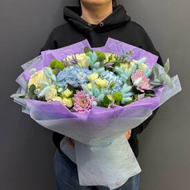 Букет из роз, хризантем и клематис