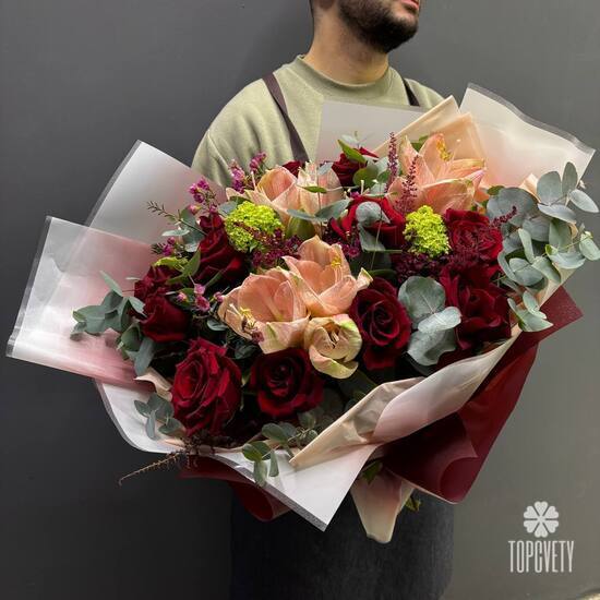 Букет из роз, хризантем и гиппеаструма