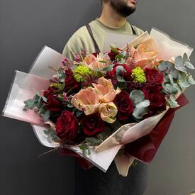 Букет из роз, хризантем и гиппеаструма