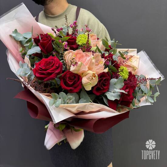 Букет из роз, хризантем и гиппеаструма