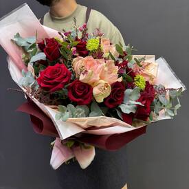 Букет из роз, хризантем и гиппеаструма