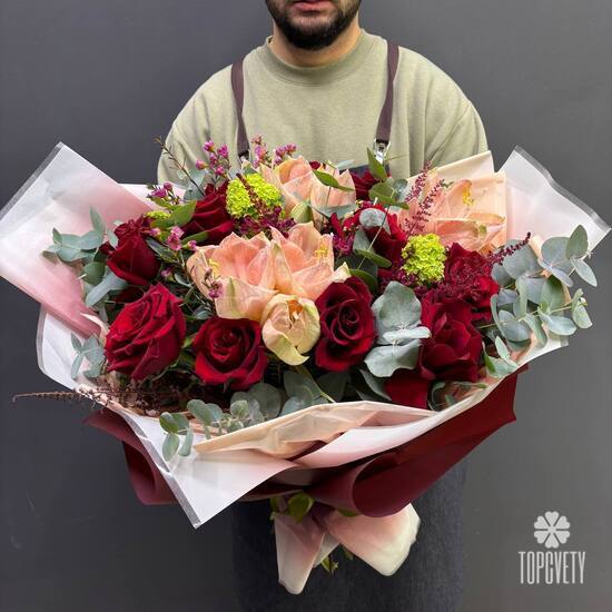 Букет из роз, хризантем и гиппеаструма