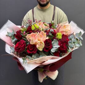 Букет из роз, хризантем и гиппеаструма