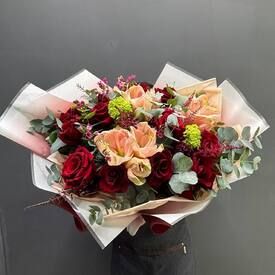 Букет из роз, хризантем и гиппеаструма