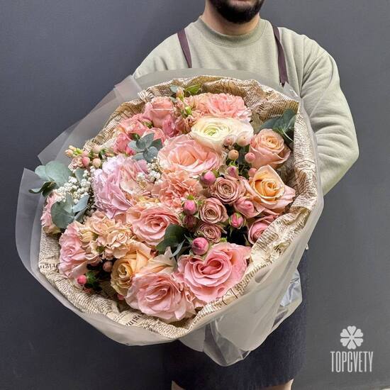 Букет из роз, гортензий и ранункулюса