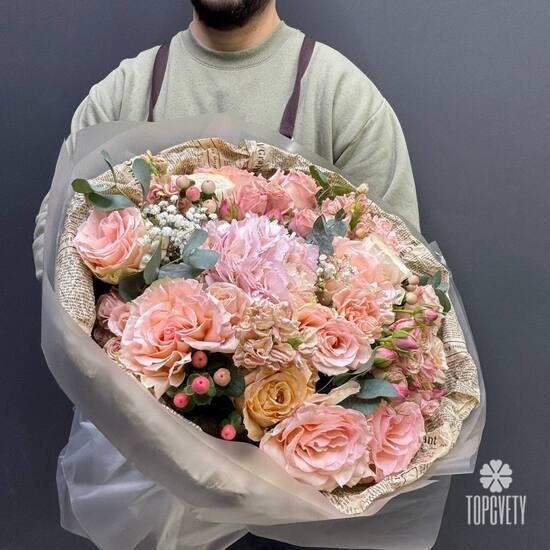 Букет из роз, гортензий и ранункулюса