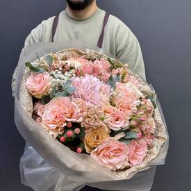 Букет из роз, гортензий и ранункулюса