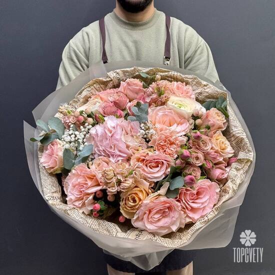 Букет из роз, гортензий и ранункулюса