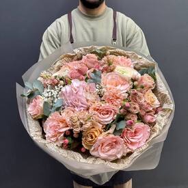 Букет из роз, гортензий и ранункулюса