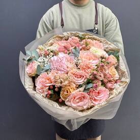 Букет из роз, гортензий и ранункулюса