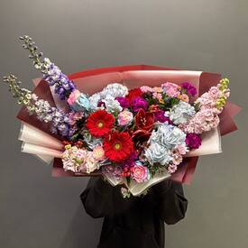 Букет из роз, гиппеаструма и гортензий