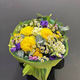 Букет из хризантем, эустомы и танацетума 