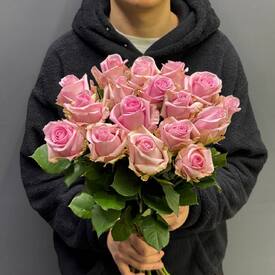 Букет из 17 роз Кения 50см