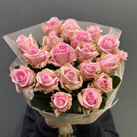 Букет из 19 роз Кения 50см
