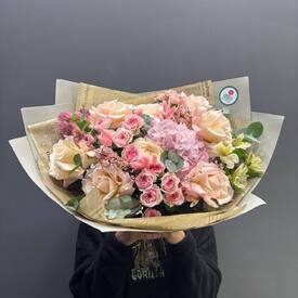 Букет из роз, гортензии и альстромерий