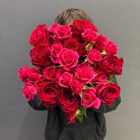 Букет из 15 красных роз и кустовых роз  50см