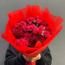 Букет из 15 красных роз и кустовых роз  50см