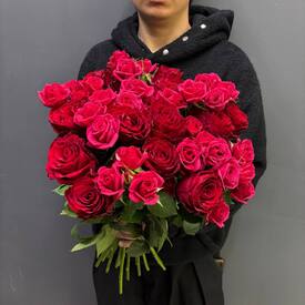 Букет из 25 красных роз и кустовых роз 50см