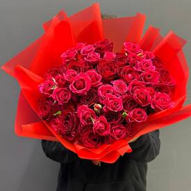 Букет из 25 красных роз и кустовых роз 50см