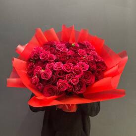 Букет из 35 красных роз и кустовых роз 50см