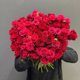 Букет из 51 красных роз и кустовых роз 50см