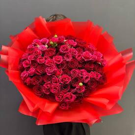 Букет из 51 красных роз и кустовых роз 50см	