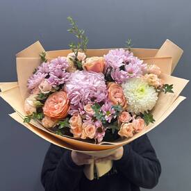 Букет из роз, гортензии  и хризантем